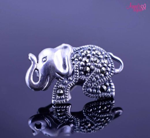 Brosa elefant din argint