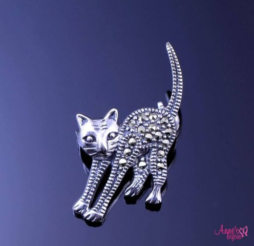 Brosa pisicuta din argint cu marcasite